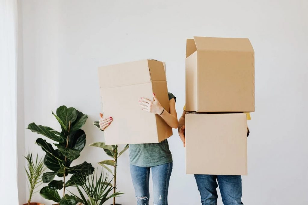 Image of Couple carrying cardboard boxe